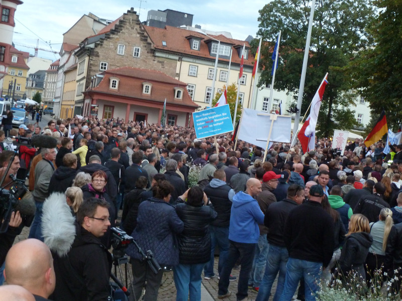 800-1000 Nazis vor der Staatskanzlei in Erfurt