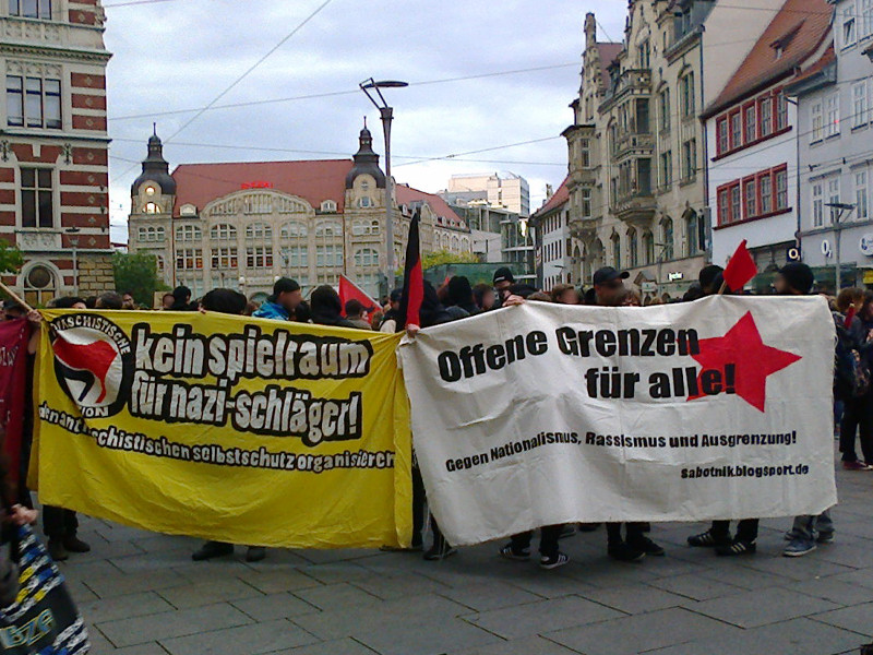 Kein Spielraum für Nazi-Schläger und Bleiberecht für alle -- Antifa-Transparente in Erfurt