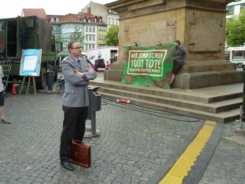 General vor Transparent. Protest gegen den Tag der Bundeswehr in Erfurt.