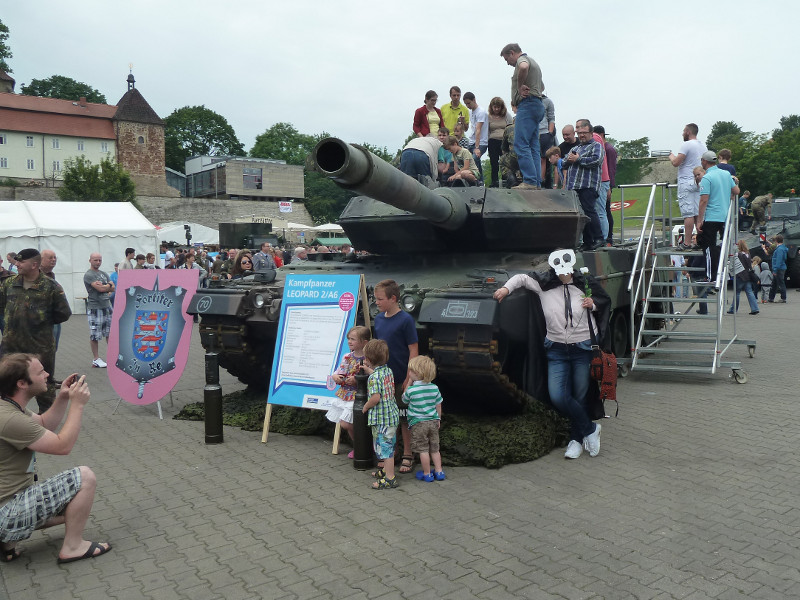 Der Tod ist ein Meister aus Deutschland. Hier posiert er vor einem Leopard Kampfpanzer. Protest gegen den Tag der Bundeswehr in Erfurt
