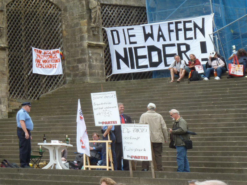 Die Waffen nieder oder Panzer zerlegen. Protest gegen den Tag der Bundeswehr in Erfurt