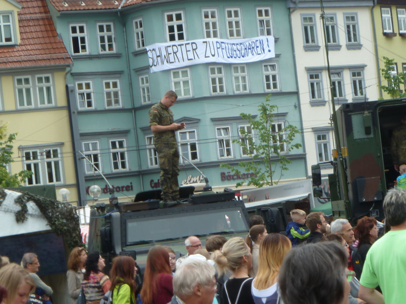Anwohner_innen protestieren gegen den Tag der Bundeswehr in Erfurt: Schwerter zu Pflugscharen