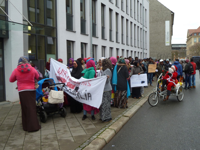 Weihnachtsmann verteilt Geschenke für Bleiberecht von Menschen aus Somalia in Erfurt