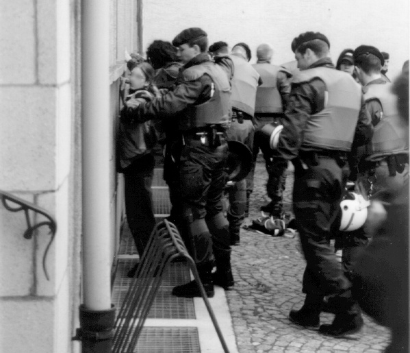 Polizei durchsucht Anifaschistin in Saalfeld 1998