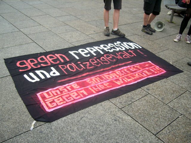 Transparent gegen Polizeigewalt in Erfurt