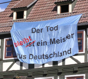 Transparent 'Der Tod ist/bleibt ein Meister aus Deutschland auf dem Erfurter Domplatz am 3. Oktober 2004'