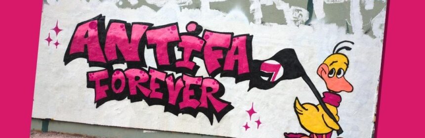 Flyer für den beworbenen Mobi-Vortrag: Lila Hintergrund, Blickfang ein Grafity "Antifa Forever" mit einer gelben Ente mit Antifa-Fahne, darüber und darunter Infos zu Ort und Zeit wie in unteren Beitrag.