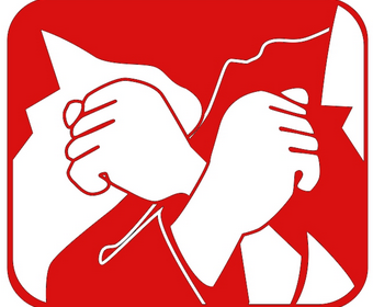 Logo der Roten Hilfe, zwei verschränkte Arme, die Hände im Vordergrund. Zweifarbige Zeichnung rot auf weiß.